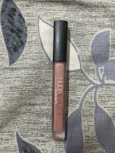 Huda Beauty Liquid Matte Lipstick shade - wifey