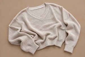 IVORY CREAM V-NECK KNIT SWEATER