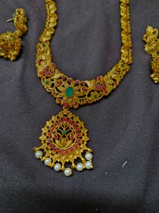 Exquisite Gold Necklace and Earring Set
