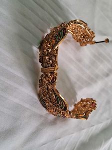 Exquisite Gold Bracelet with Gemstones