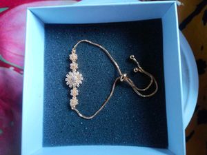 Sparkling Flower Design Bracelet