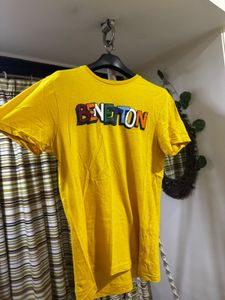 💛 United Colors of Benetton Graphic T-Shirt
