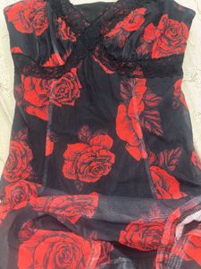 Chic Black &amp; Red Rose Print Mini Dress