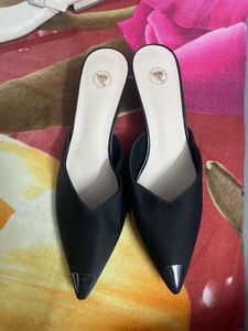 Elegant Black Pointed Toe Mules