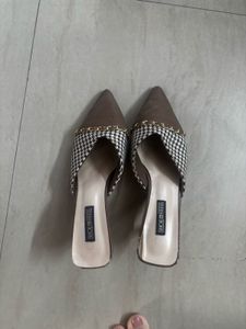 Chic Pointed Toe Heels with Chain Accent