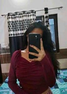 ❤️Chic Ruched Red V-Neck Top