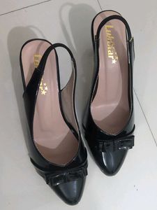 Chic Black Slingback Bow Heels