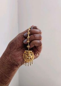 Elegant Gold Maang Tikka