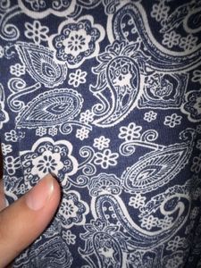 Stylish Blue Paisley Print Leggings