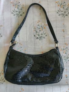 Chic Black Croc Embossed Shoulder Bag