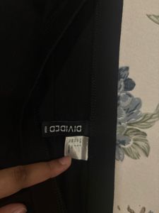 H&amp;M Black Off-shoulder Cropped Top