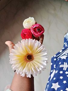 Beautiful hair bun gajra 3 rose🌹 and 1 sunflower