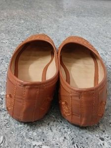 Stylish Brown Juttis
