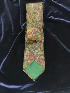 Vintage Floral Pattern Tie