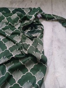 Stylish Green Patterned Wide-Leg Pants with Pocket
