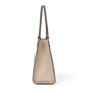 Elegant Tote Bag - Chic and Versatile