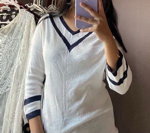 Clearance Sale 🎀Cute White V-Neck Top