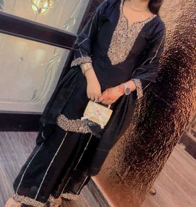 Pakistani Readymade Designer Suit🖤