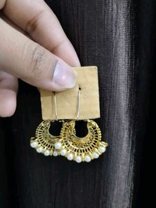Exquisite Pearl &amp; Gold Tone Earrings