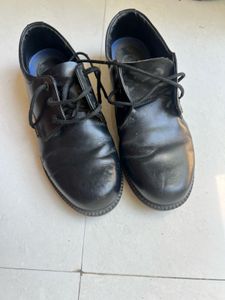 BATA naughty boy school shoes in black (SIZE 5)