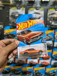Hot Wheels 1970 Plymouth road runner/ 66 buick