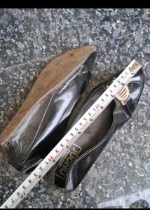 Shiny black ballent flats