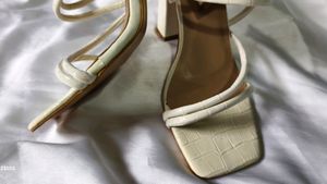 N10. CREME SEXY BLOCK HEELS
