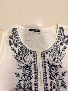 Embroidered White Sleeveless Kurta