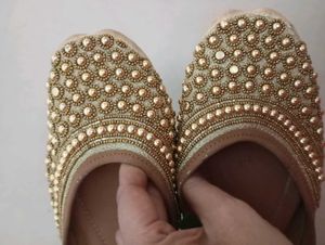 UNUSED Elegant Embellished Juttis