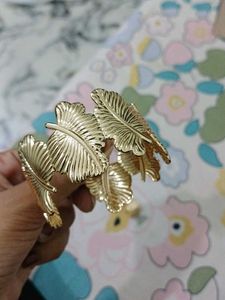 Elegant Gold Leaf Bangle Bracelet