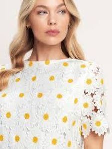 Chic Daisy Lace Cropped Top