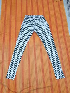 Stylish Black &amp; White Diamond Print Leggings