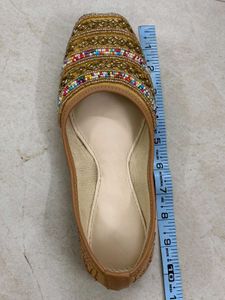 Embellished Golden Juttis