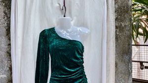 151812. Emerald Green One-Shoulder Ruched dress