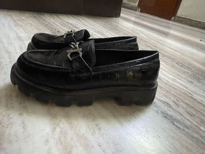 Chic Black Loafers with Chain Detail