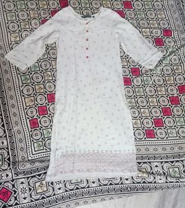 Avaasa White Kurthi