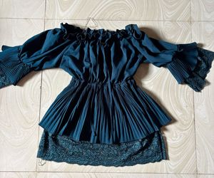 Elegant Off-Shoulder Pleated Tunic Top,size M