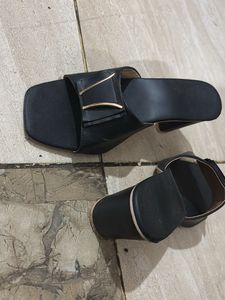 Chic Black Heeled Slides