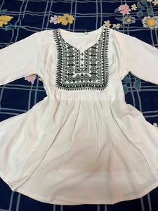 Elegant Embroidered Kurti 🌸