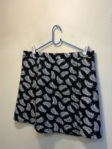 Stylish Black &amp; White Leaf Print Skirt