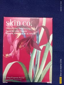 Detoxifying And Brightening Facial Glow Kit