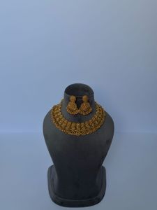 Exquisite Gold-Tone Necklace &amp; Earring Set