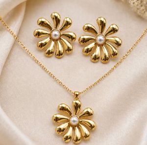 Daisy Flower Pearl Necklace & Earrings Set