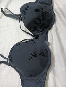 💛 Black Bra with Lip Print Detail