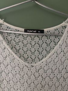 Chic White Knitted V-Neck Top