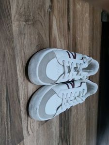 RED TAPE Women Low-Top Lace-Up Sneaker