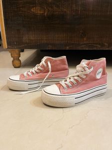 Roadster Converse Sneakers