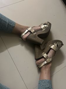 Stylish Gold Woven Sandals Eu 36