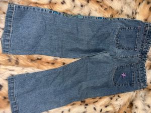 IT GIRL Y2K Embroidered Capri Jeans
