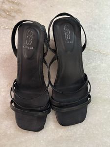Stylish Black Strappy Flat Sandals
